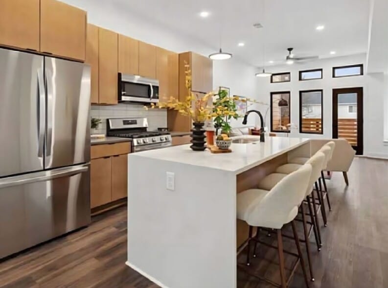 Building Photo - 1547 Pallister St