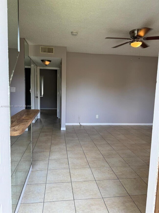 Building Photo - 402 Lakeside Dr