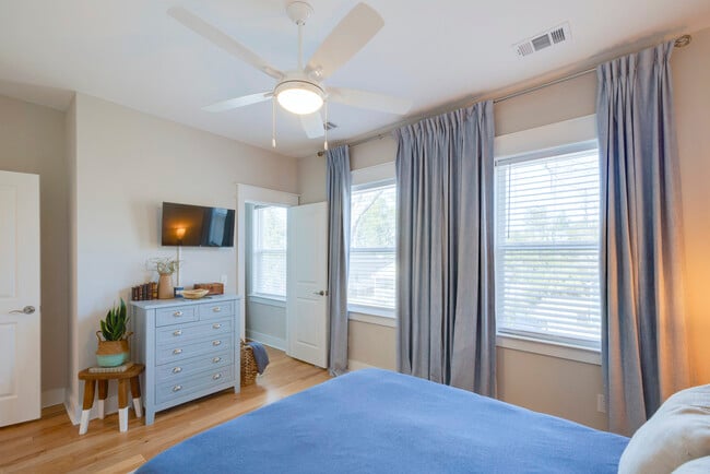 Building Photo - 615 E 33rd St