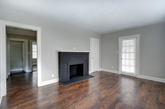 Building Photo - Large Downtown Savannah 2BR/1BA House For ...