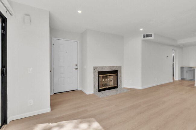 Building Photo - **Completely Remodeled ** 1BR/1BA w/ Private Patio + Garage in Sacramento **