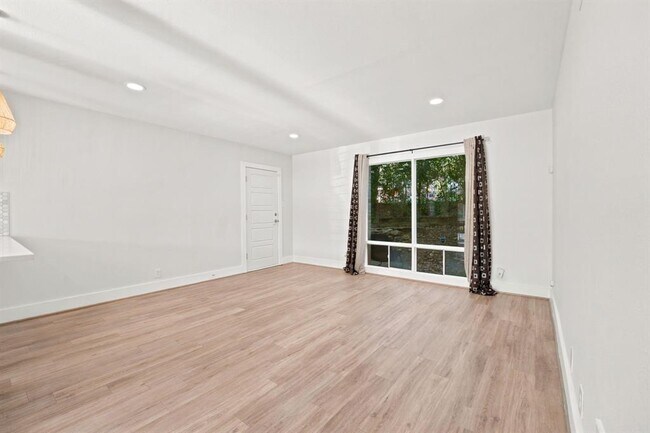 Building Photo - 5332 Balcones Dr