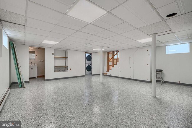 Building Photo - 2210 Lake Ave