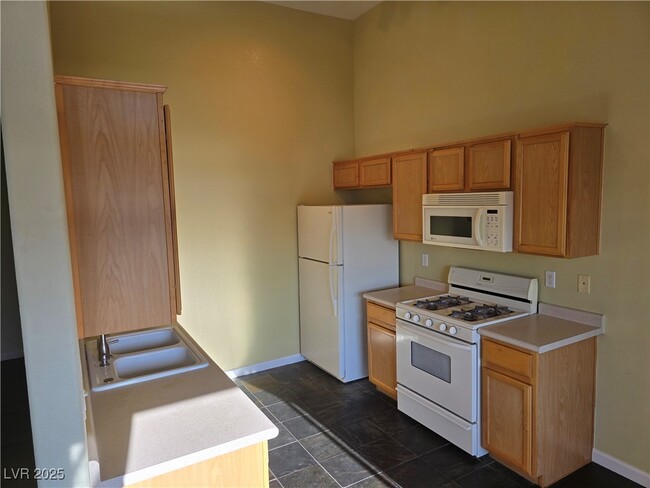Building Photo - 2305 W Horizon Ridge Pkwy