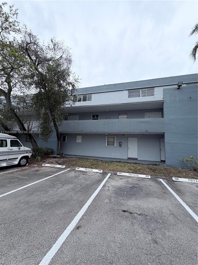 Building Photo - 9365 Fontainebleau Blvd