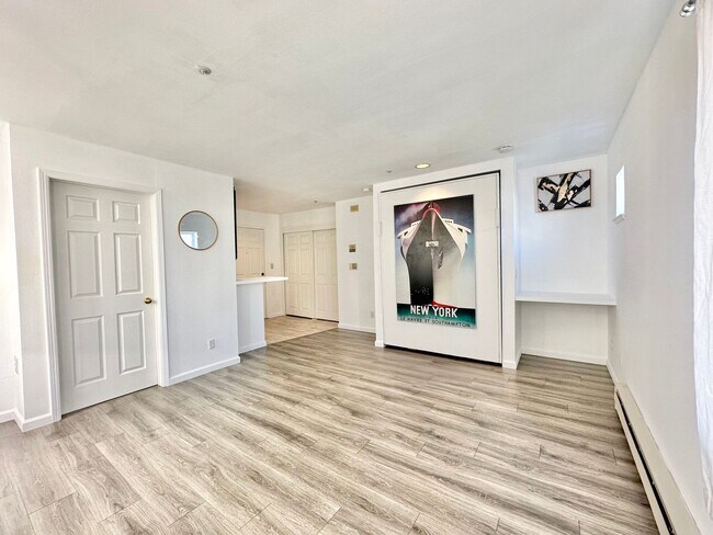 Building Photo - Epic REA: Bright Top Floor Corner Studio w...