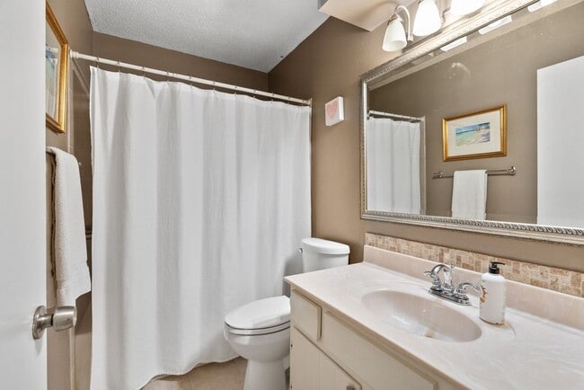 Building Photo - 2 Bedroom 2 Bath in Ideal Location
