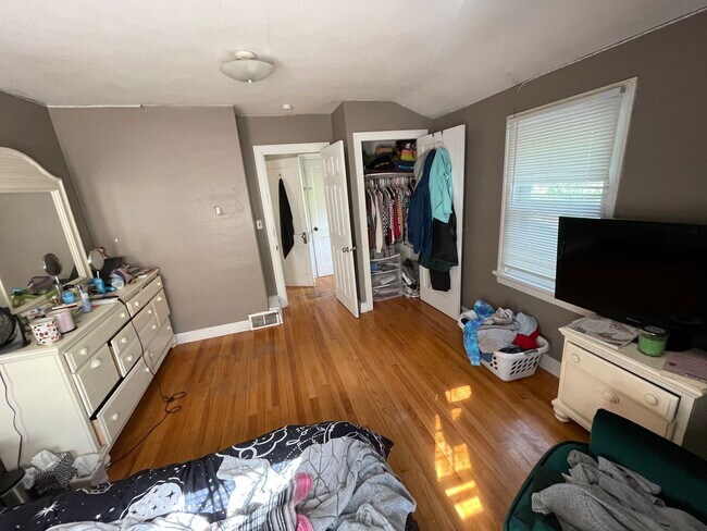 Building Photo - Duluth MN - 6 Bed - 3 Bath - Single Family...
