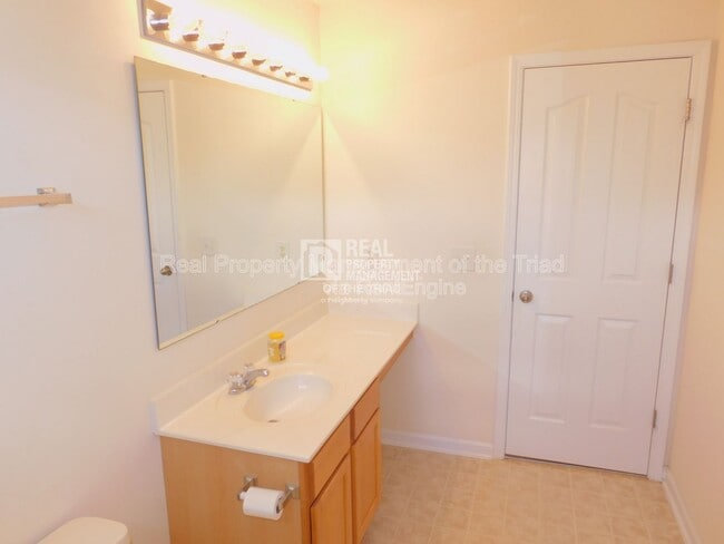 Building Photo - 1017 Hawick Dr