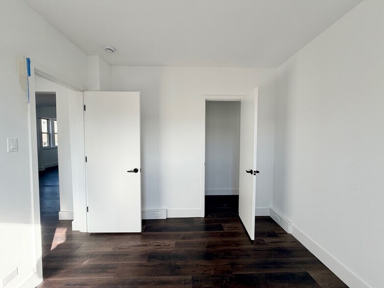 Building Photo - 5647 N Ashland Ave