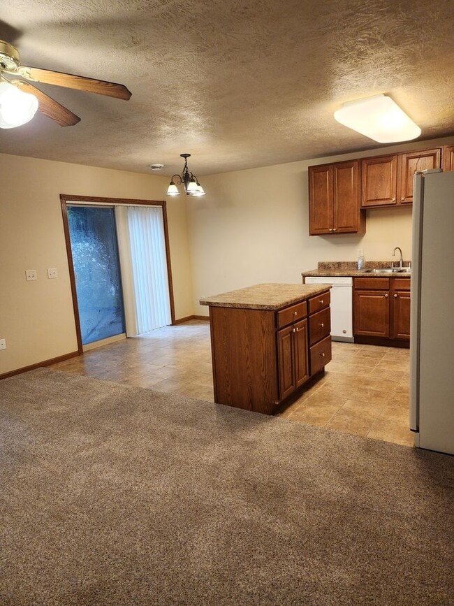 Building Photo - three bedroom two bathroom Town Home