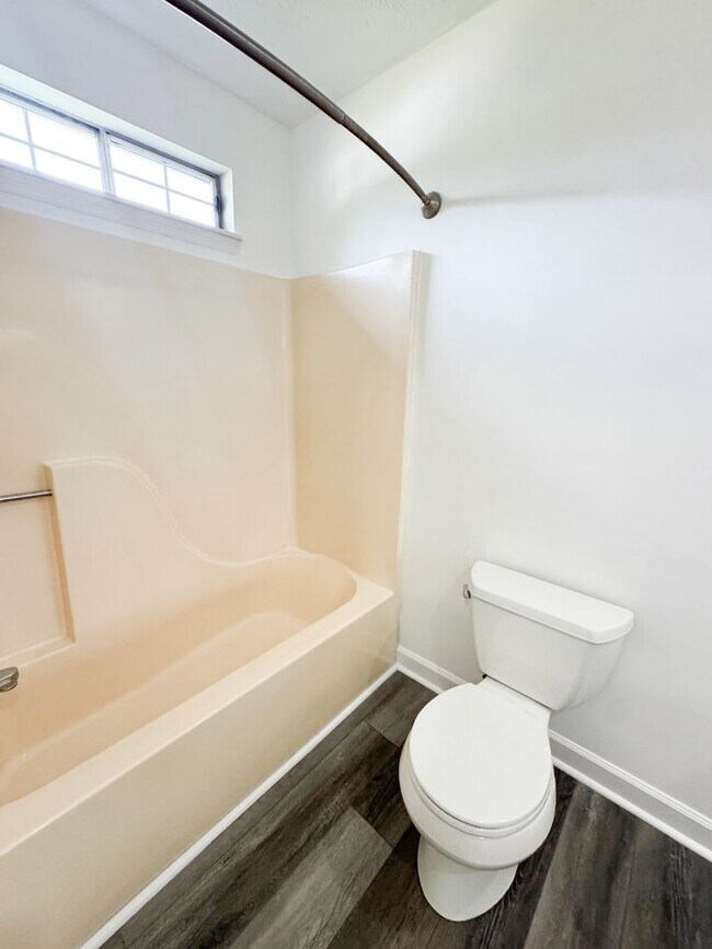 Building Photo - Conveniently Located 3 Bed 2.5 Bath Home i...