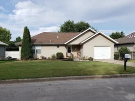 Building Photo - 5617 S Pinehurst Ave