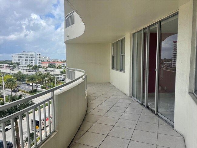 Building Photo - 3180 S Ocean Dr