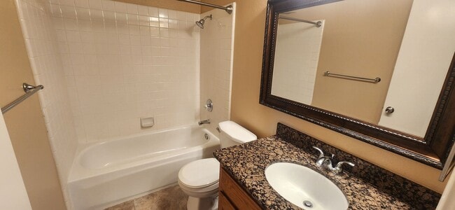 Building Photo - Wonderful 3 Bedroom 2.5 Bathroom Home in E...
