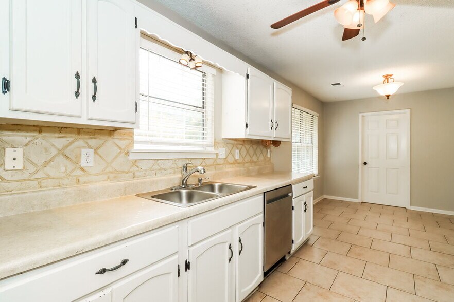 Building Photo - 2521 Country Lake Cir