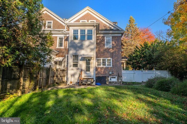 Building Photo - 709 E 20th St