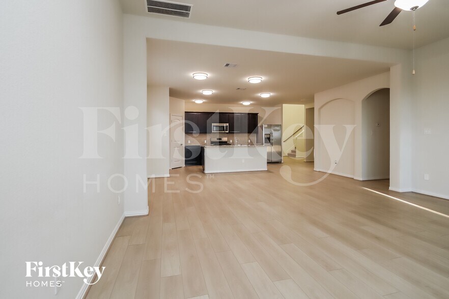 Building Photo - 2826 Torrey Pines Dr