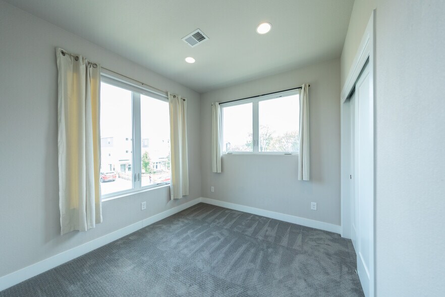 Building Photo - 1355 Zenobia St