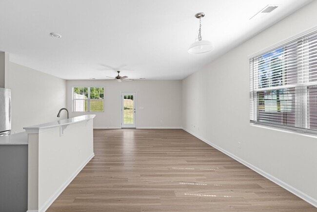 Building Photo - Beautiful 3 bed, 2.5 bath townhome in The ...