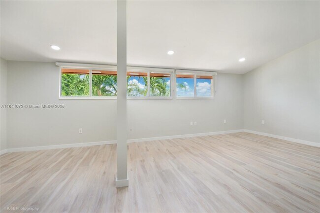 Building Photo - 10421 SW 76th St