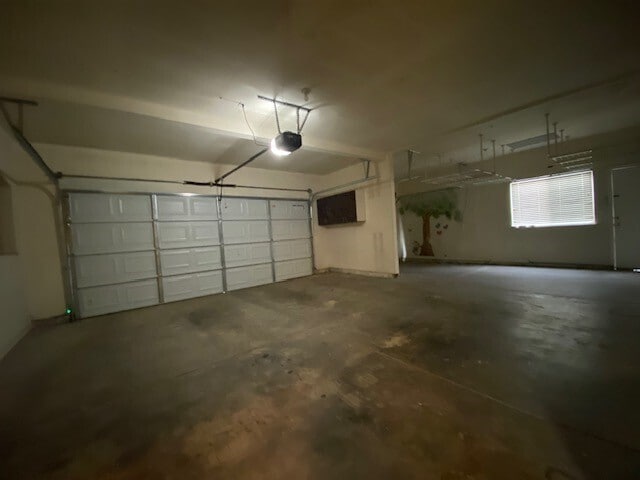 Building Photo - Beautiful and spacious 3-bedroom, 2.5-bath...