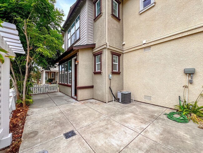 Building Photo - South Napa Three Bedroom House