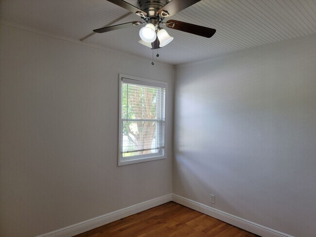 Building Photo - Beautiful cottage in East Hill area!