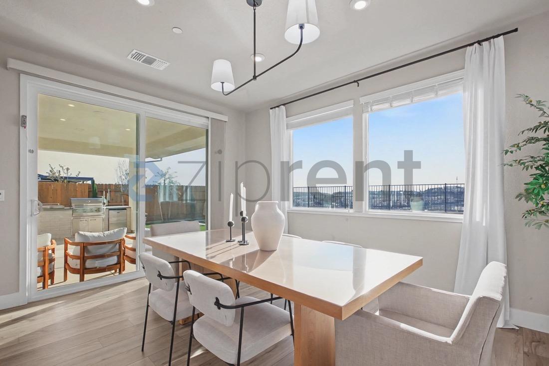 Building Photo - 1579 Seneca Cir