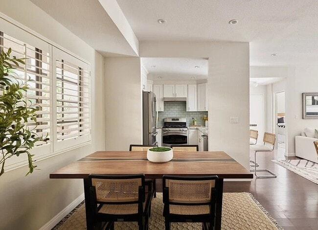 Building Photo - 221 S Oak Knoll Ave