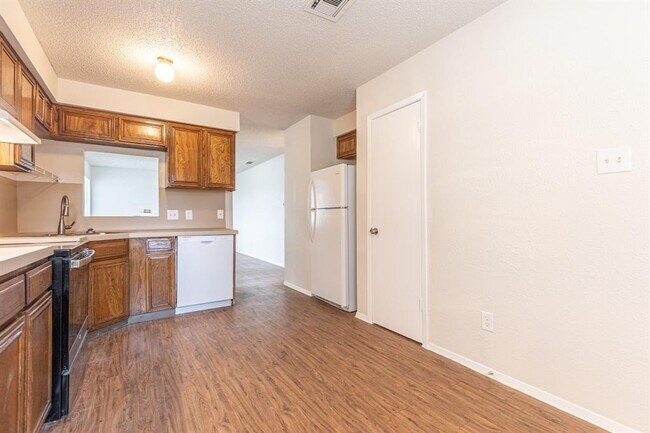 Building Photo - 323 W William Cannon Dr