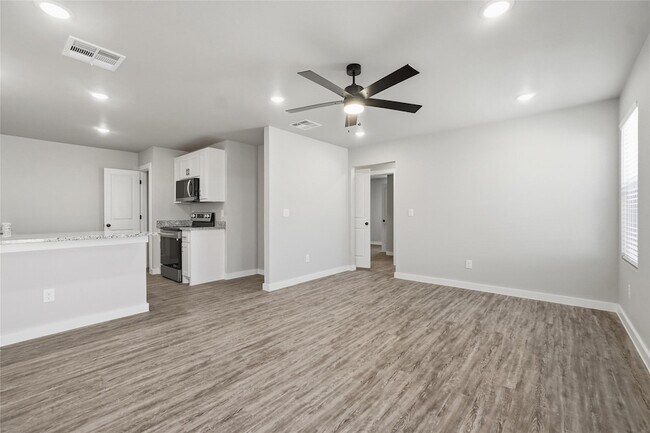 Building Photo - 2876 Glennster St