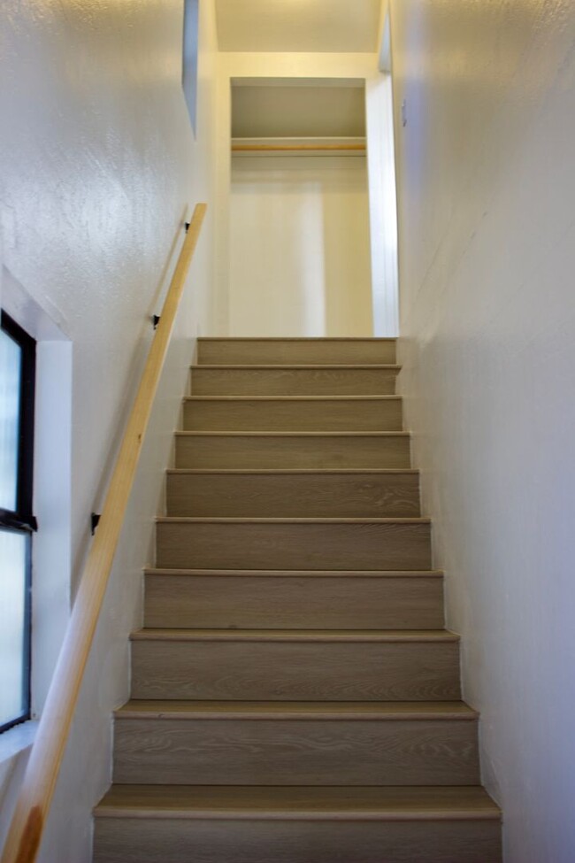 Building Photo - Charming 2 Bedroom, 1 Bath Private Single-...