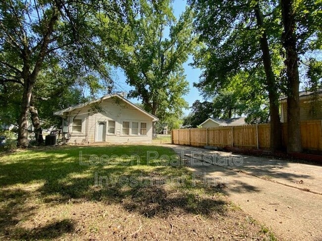 Building Photo - 833 Fairview St