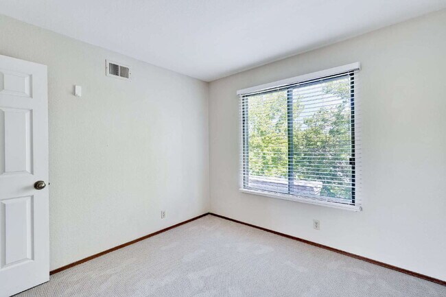 Building Photo - Large, Bright Sunnyvale Townhome near Border of Mountain View