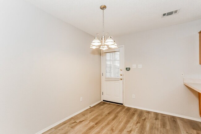 Building Photo - 526 Berryhill Dr