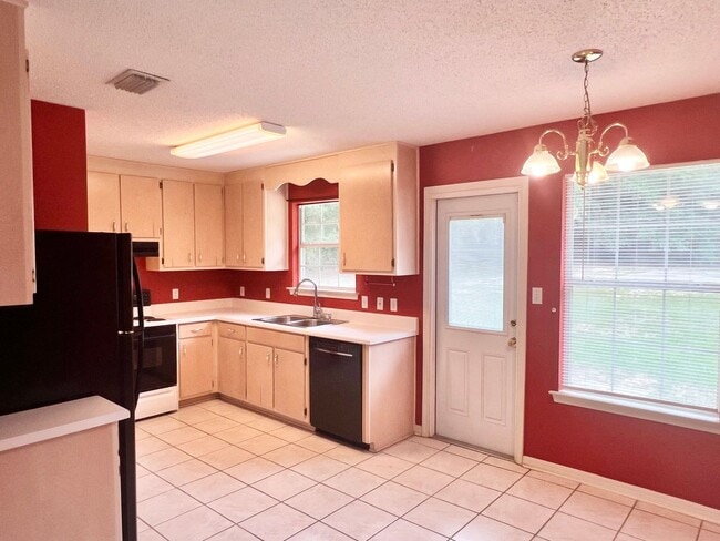 Building Photo - Charming Home on Spacious Lot Near Whiting