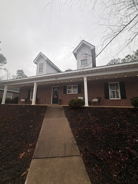 Building Photo - 807 W Longleaf Dr