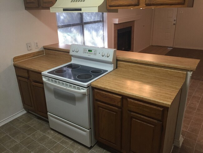 Building Photo - 3-2 DUPLEX! AVAILABLE NOW