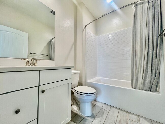 Building Photo - AVAILABLE NOW!! STUNNING 4 Bed/ 3.5 Bath POOL HOME in La Quinta!