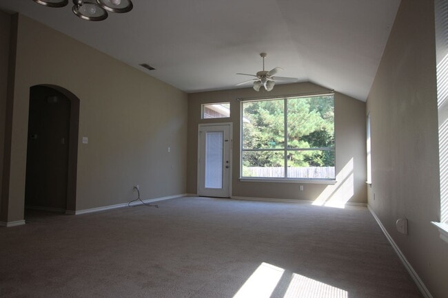 Building Photo - Available! Beautiful 3 bedroom 2 bathroom ...