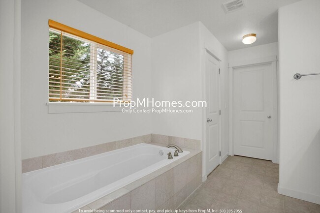 Building Photo - Spacious Bull Mountain 4 Bedroom Home - Huge Yard!