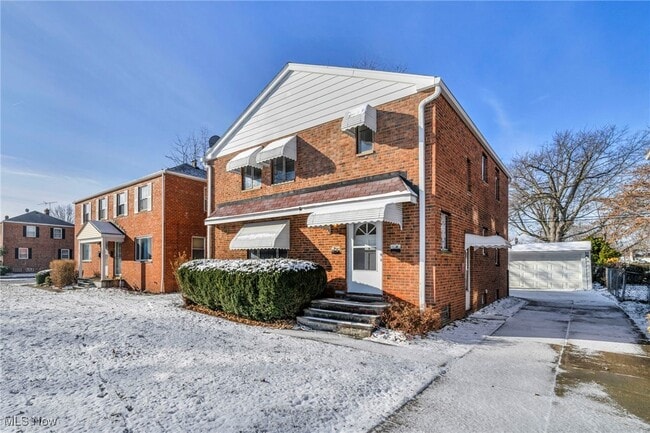 Building Photo - 422 E 222nd St