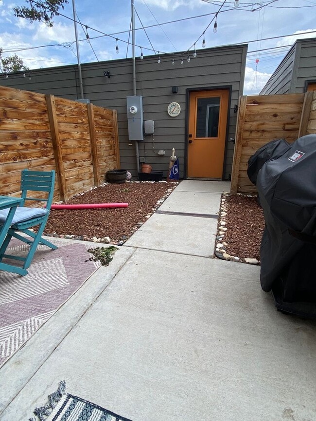 Building Photo - Modern 2 Bed | 3.5 Bath Townhome with Bonu...