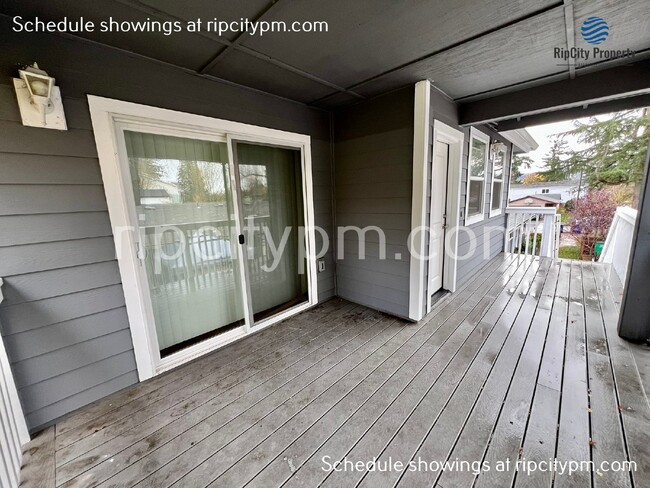 Building Photo - Free Rent! Remodeled 3-Bedroom, 2-Bath Top...