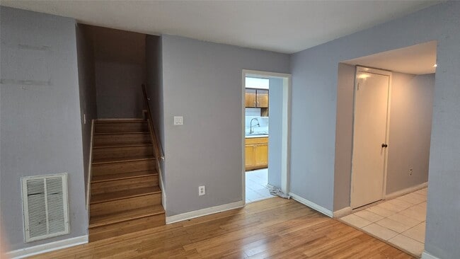 Building Photo - 7913 Grove Ridge Dr