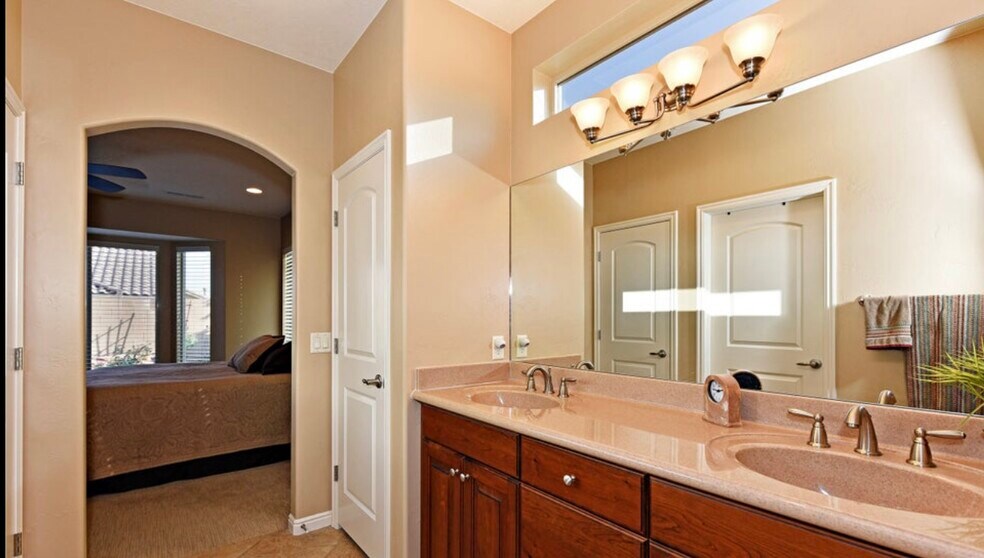 Building Photo - 1556 W Songbird Dr