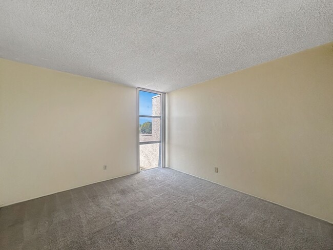 Building Photo - 1BD/1BA Condo in Point Loma Heights w/ Res...