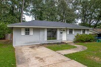 Building Photo - Charming 3-Bedroom Home with Large Fenced Backyard in Little Rock!