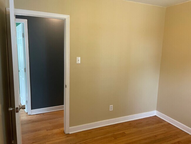 Building Photo - NOW AVAILABLE -  3 Bedroom, 1 Bath Home Ne...